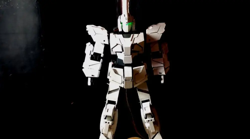バンシィ前につとむニキさんはユニコーンガンダム1号機も設計。