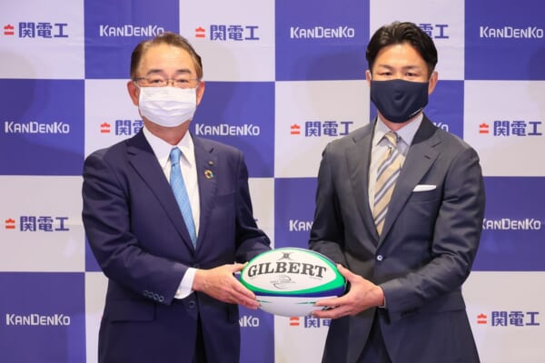 関電工とラグビー元日本代表の廣瀬俊朗ががっちりスクラム