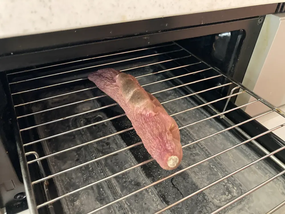 前の住人はとんでもないものを残していきました。それは「焼き芋」です。3