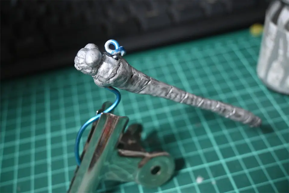 アルミ針金を芯にして、造形用粘土で型取りをした胴体や頭部部分。