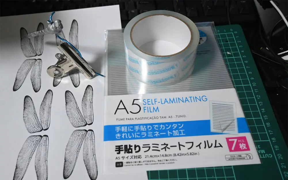 「羽根の材料」は、用紙に描いたラフ画に、100均ショップにあるラミネートフィルム。