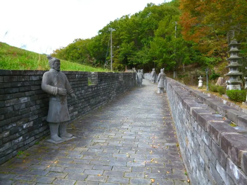 要所ごとに兵馬俑が並ぶ