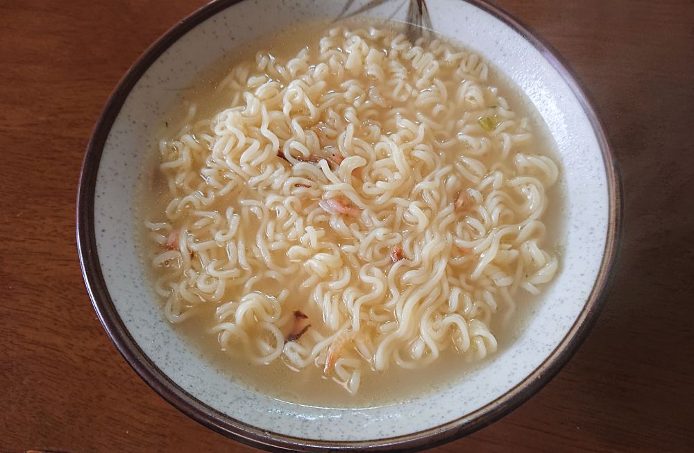 白いスープに細麺、所々に見えるエビとシイタケが「チャンポンめん」なのです。
