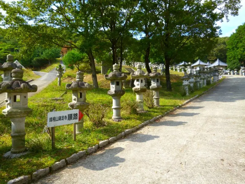 鶏足寺への案内板