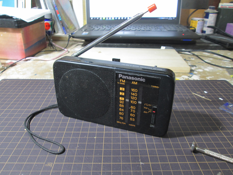 モチーフになった松下電器産業のラジオRF-U35（小坂学さん提供）