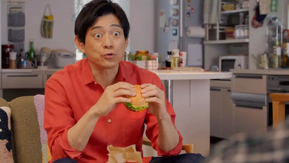 赤辛てりやきを手に語りかける博多華丸さん