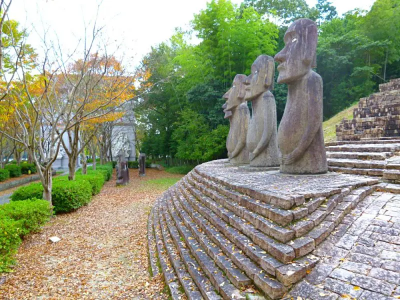 モアイの向こうに凱旋門