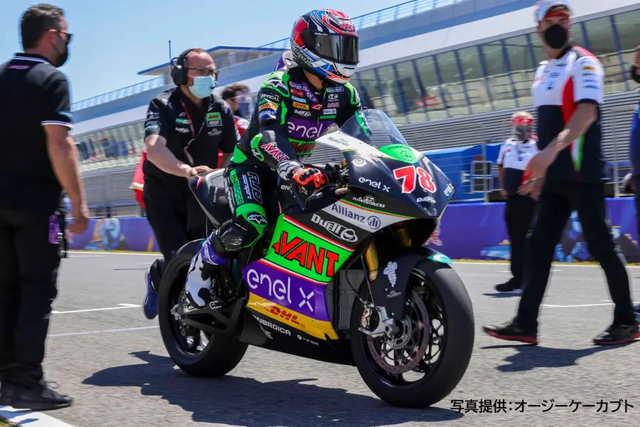 グリッドでの大久保選手（写真提供：オージーケーカブト）