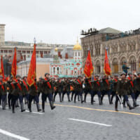 戦争当時の軍服を着た兵士たちの行進（Image：ロシア国防省）