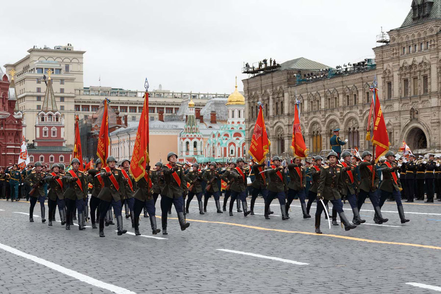戦争当時の軍服を着た兵士たちの行進（Image：ロシア国防省）