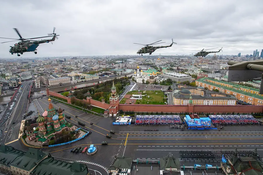 赤の日どば上空を通過するMi-8（Image：ロシア国防省）