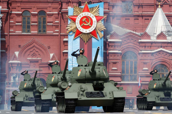 赤の広場を進むT-34戦車の一群（Image：ロシア国防省）