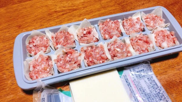 製氷トレイがシュウマイ作りの型にぴったり（マクセルイズミ公式Twitter提供）