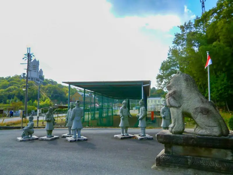 洋風建築の城と古代遺跡が目と鼻の先にあるカオスな空間。それが太陽公園