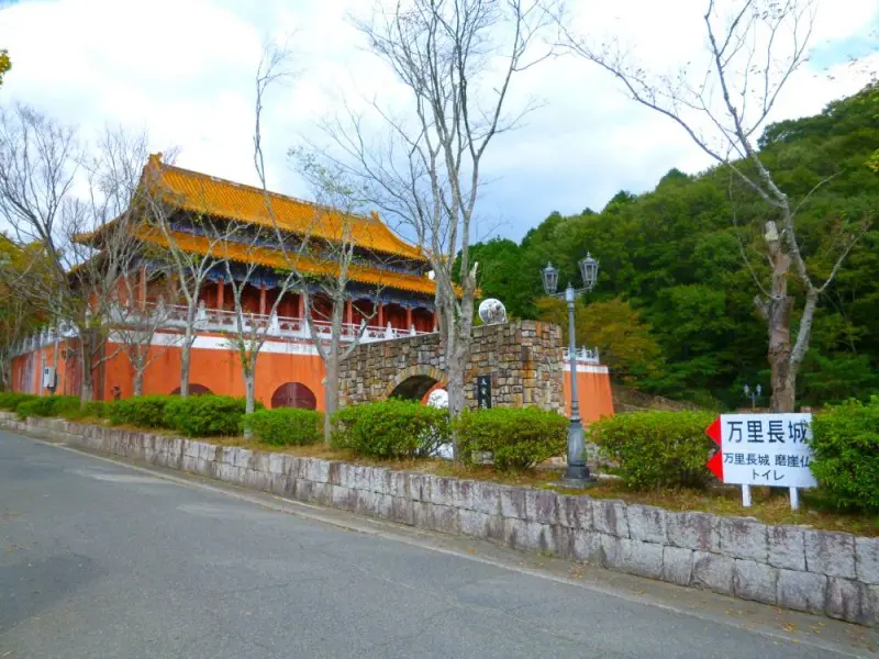 天安門とトイレのサイン