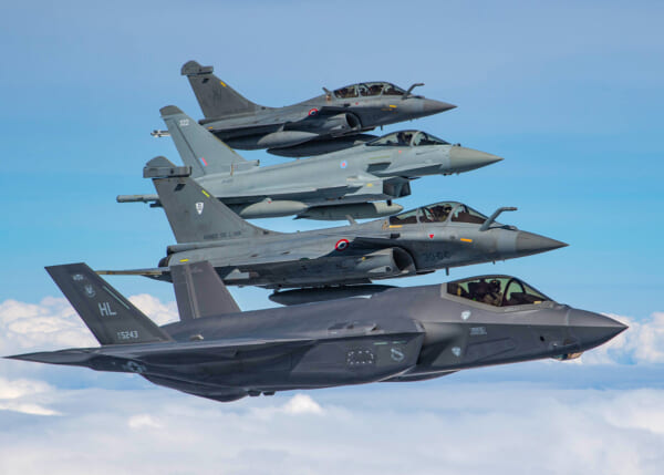 3か国共同訓練「アトランティック・トライデント」で編隊飛行する仏英米の戦闘機（Image：USAF）