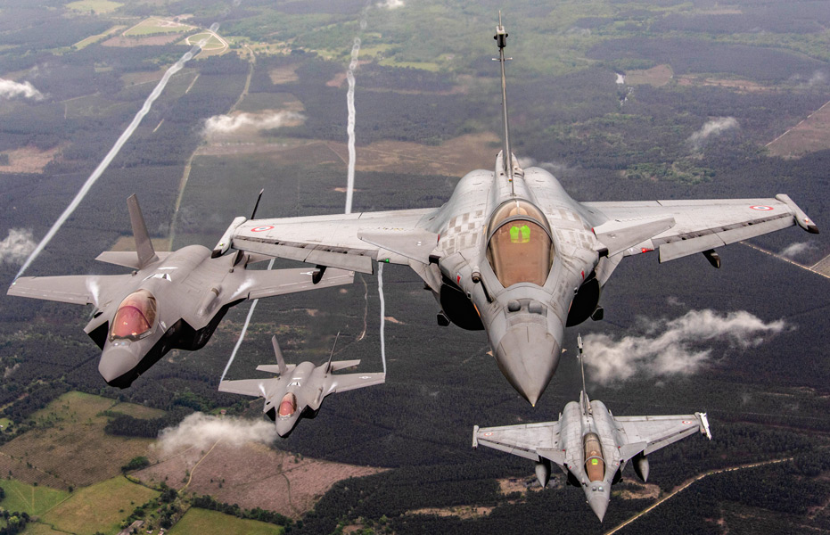 フランス上空で編隊飛行するアメリカのF-35とフランスのラファール（Image：USAF）