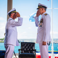 司令官交代式でのパパロ大将（左）右は前任者で太平洋軍司令官のアキリーノ大将（Image：U.S.Navy）