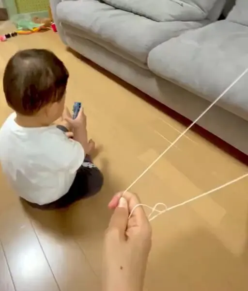 紐を引っ張って離すと