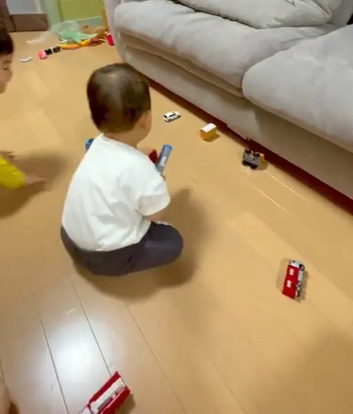 ソファの下からたくさんのミニカーが