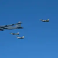 トルコ空軍F-16とB-52の編隊飛行（Image：USAF）