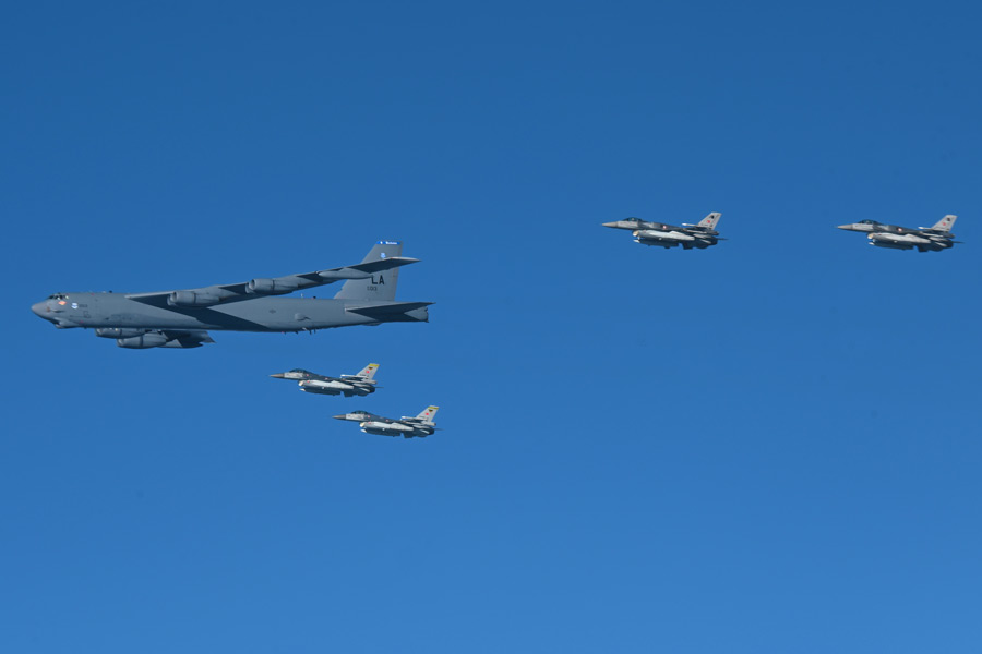 トルコ空軍F-16とB-52の編隊飛行（Image：USAF）
