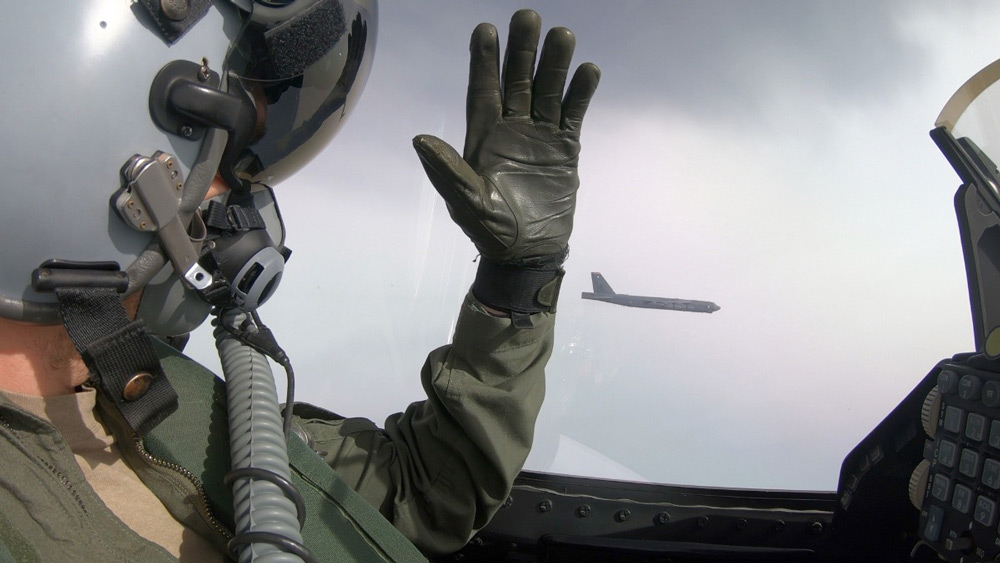 B-52に手を挙げて挨拶するデンマーク空軍F-16のパイロット（Image：デンマーク空軍）