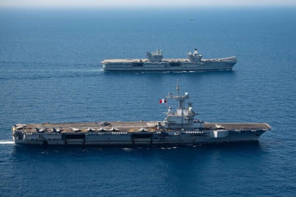 並走する空母シャルル・ド・ゴール（手前）と空母クイーン・エリザベス（Image：フランス海軍）