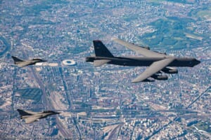 パリ上空を飛ぶB-52とラファール（Image：フランス航空宇宙軍）