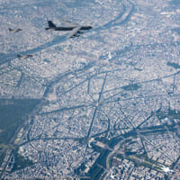 パリ上空を飛ぶB-52とラファール（Image：フランス航空宇宙軍）