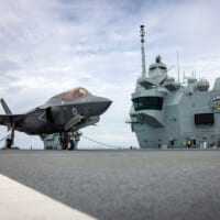 空母プリンス・オブ・ウェールズに初着艦した第207飛行隊のF-35B（Image：Crown Copyright）