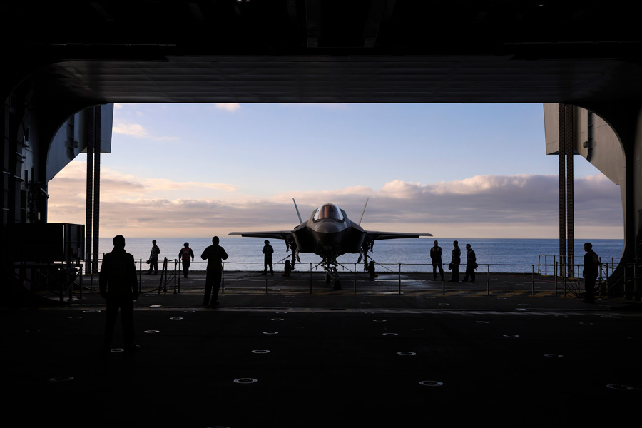 エレベーターで格納庫まで降ろされたF-35B（Image：Crown Copyright）