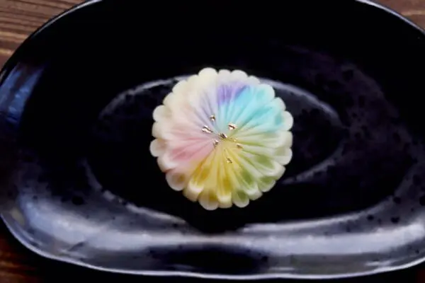 山形県で和菓子店を営む土屋さん。この日は花火をイメージした創作和菓子を投稿。