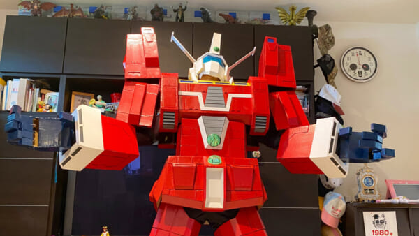 熊田イオさん作のダンボール製イデオン（熊田イオさん提供）