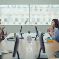 CMの舞台はオフィス