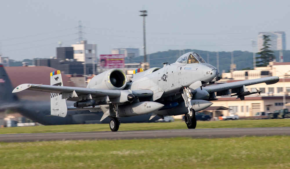 中継地の横田基地を離陸するA-10（Image：USAF）