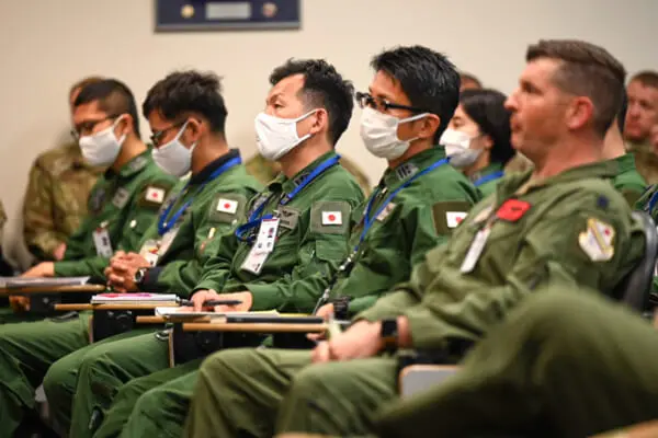 「レッドフラッグ・アラスカ21-2」のブリーフィングに参加する航空自衛隊のパイロット（Image：USAF）