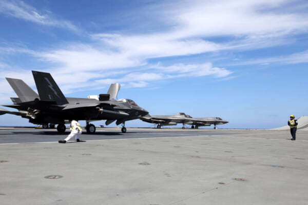 実弾を装備して空母クイーン・エリザベスから発艦するイギリスのF-35B（Image：Crown Copyright）