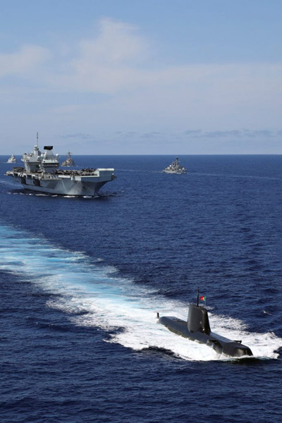地中海を航行する空母クイーン・エリザベスとアスチュート級原子力潜水艦（Image：Crown Copyright）