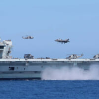 地中海を航行する空母クイーン・エリザベスに着艦するF-35B（Image：Crown Copyright）