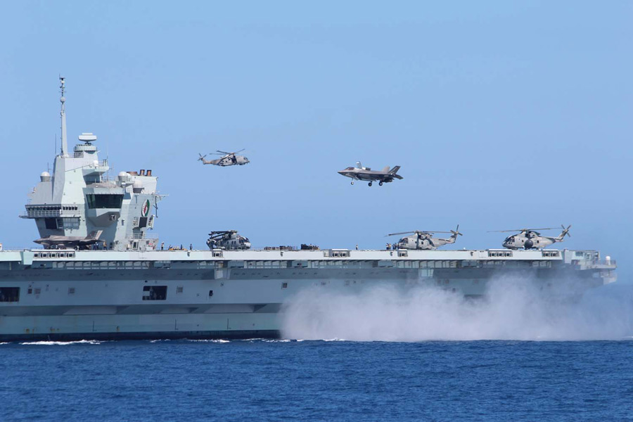 地中海を航行する空母クイーン・エリザベスに着艦するF-35B（Image：Crown Copyright）
