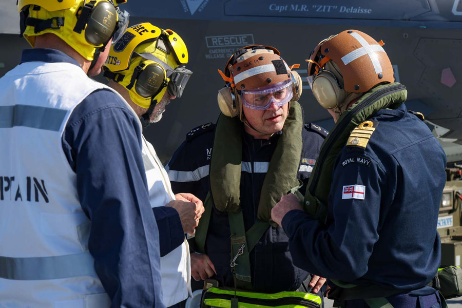 空母クイーン・エリザベスに到着したフランスのヴァンディエ海軍参謀総長（Image：Crown Copyright）