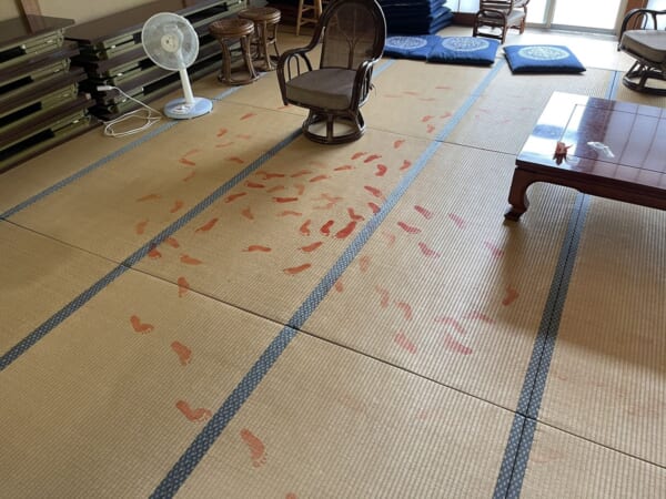 現場に残された赤い足跡　女児が残した痕跡に思わずほっこり