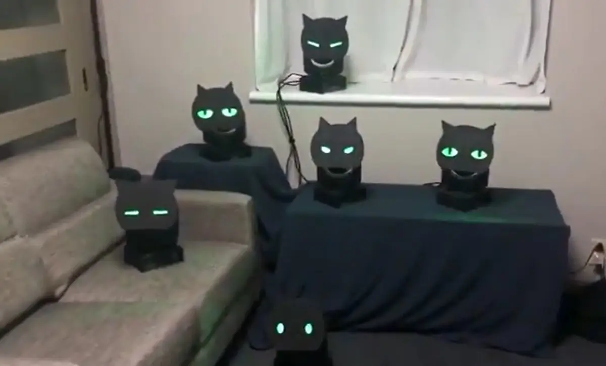 まるで生きているみたい　こっちを見てくる黒猫ライトがコワかわいい