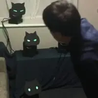 左に動くと左を向きます。