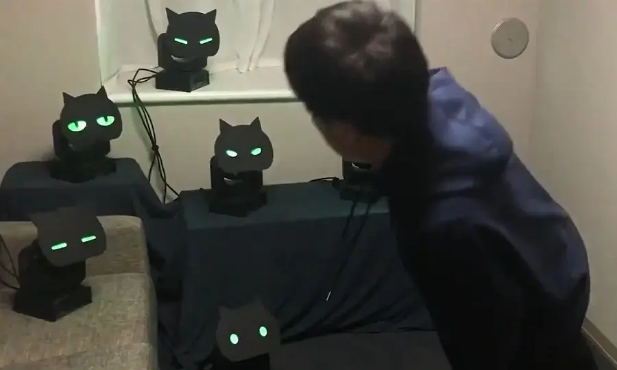 左に動くと左を向きます。
