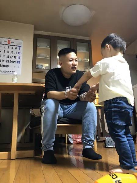 息子さんが近づき突然手錠をガチャリ