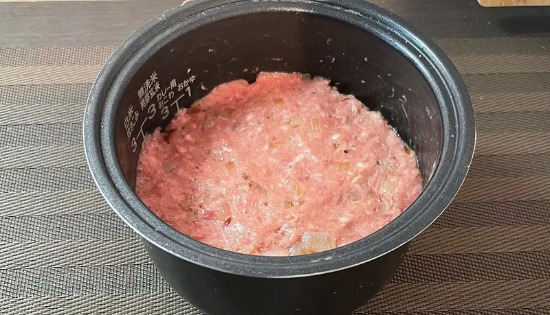 炊飯器に敷き詰められたハンバーグのたね