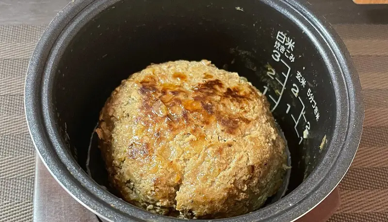 こんがり炊きあがって完成した大きくて真ん丸なハンバーグ