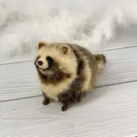 たたずまいがかわいいたぬきの羊毛フェルト作品